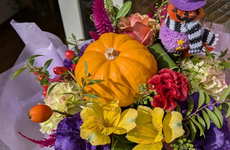 永福町でハロウィンを彩る特別なフラワーアレンジメントをご用意！